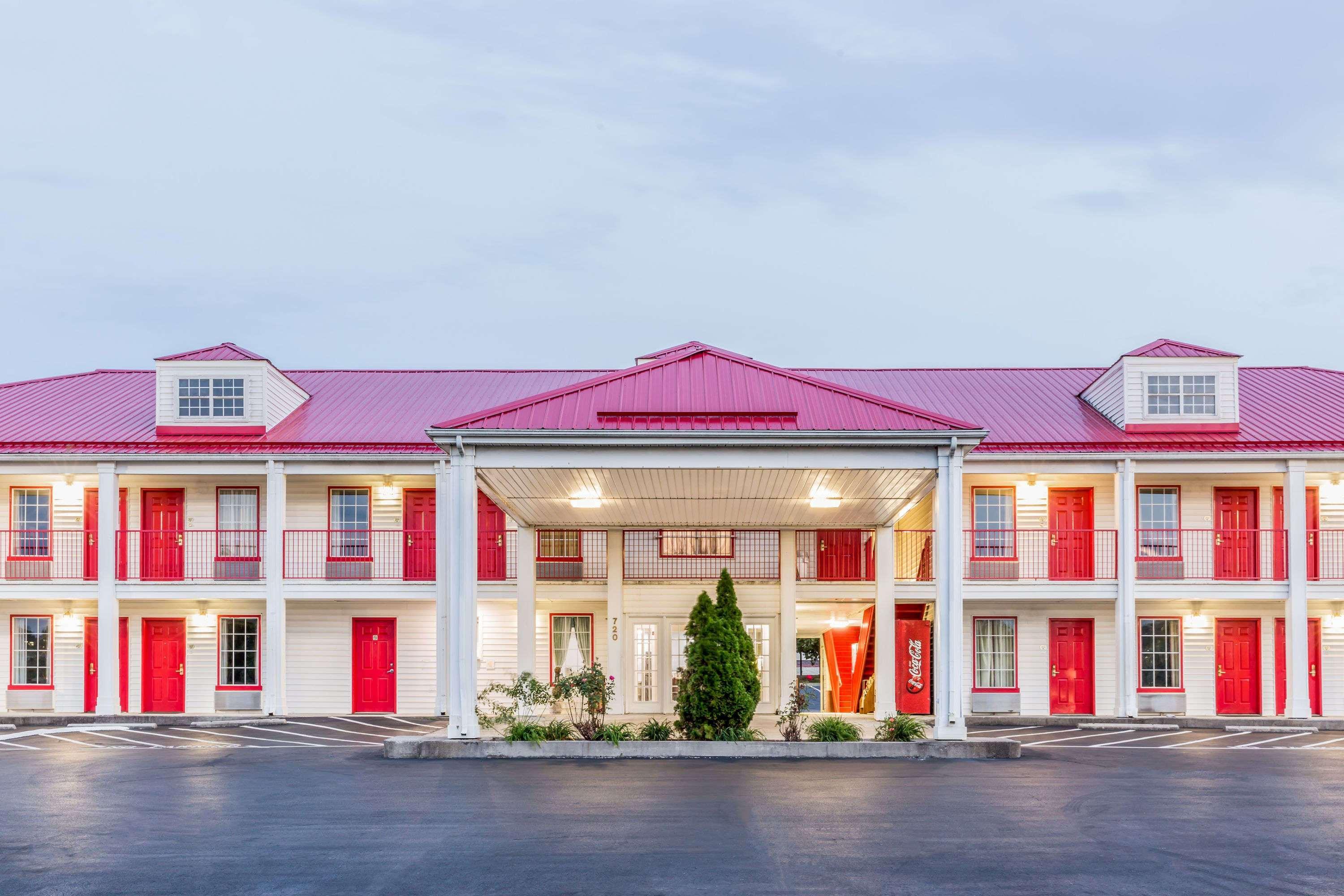Hotel Super 8 By Wyndham Clinton Exterior foto