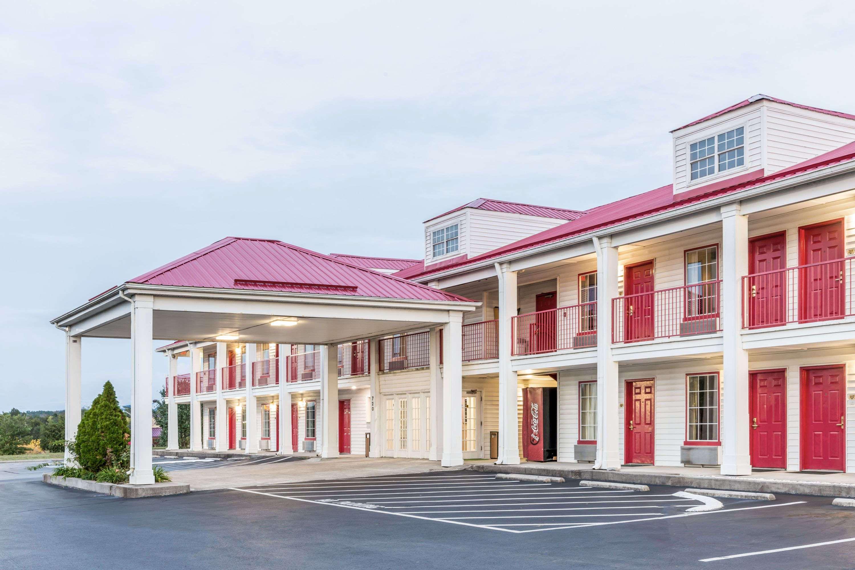 Hotel Super 8 By Wyndham Clinton Exterior foto