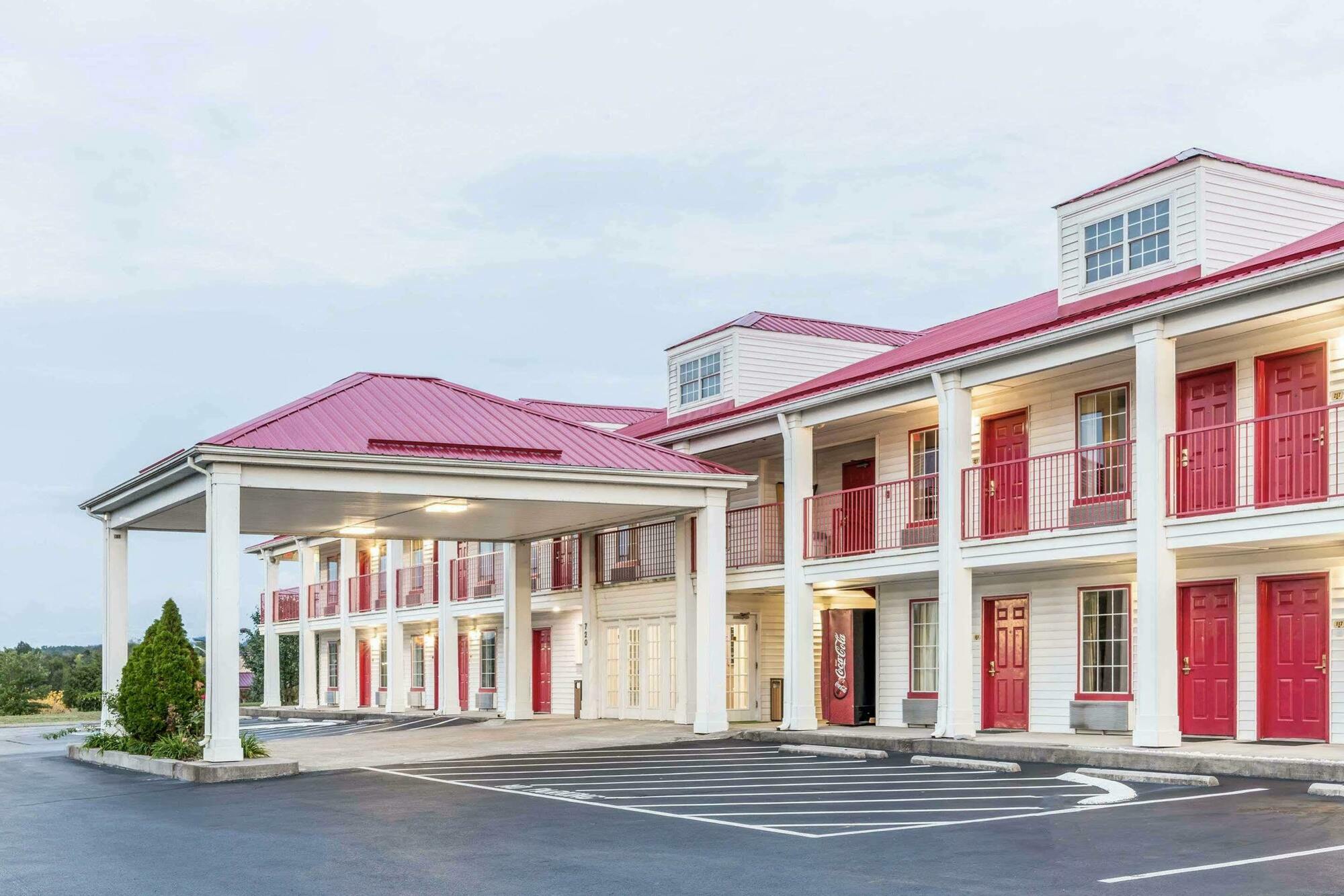 Hotel Super 8 By Wyndham Clinton Exterior foto
